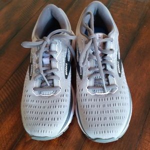 Women’s brooks size 8, grey/light purple used condition